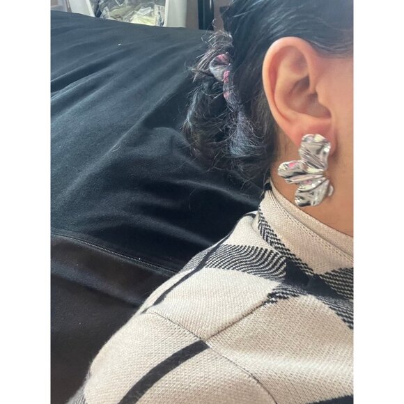 Big Silver stud earrings statement bold large petal chunky minimalist dainty - Picture 3 of 5